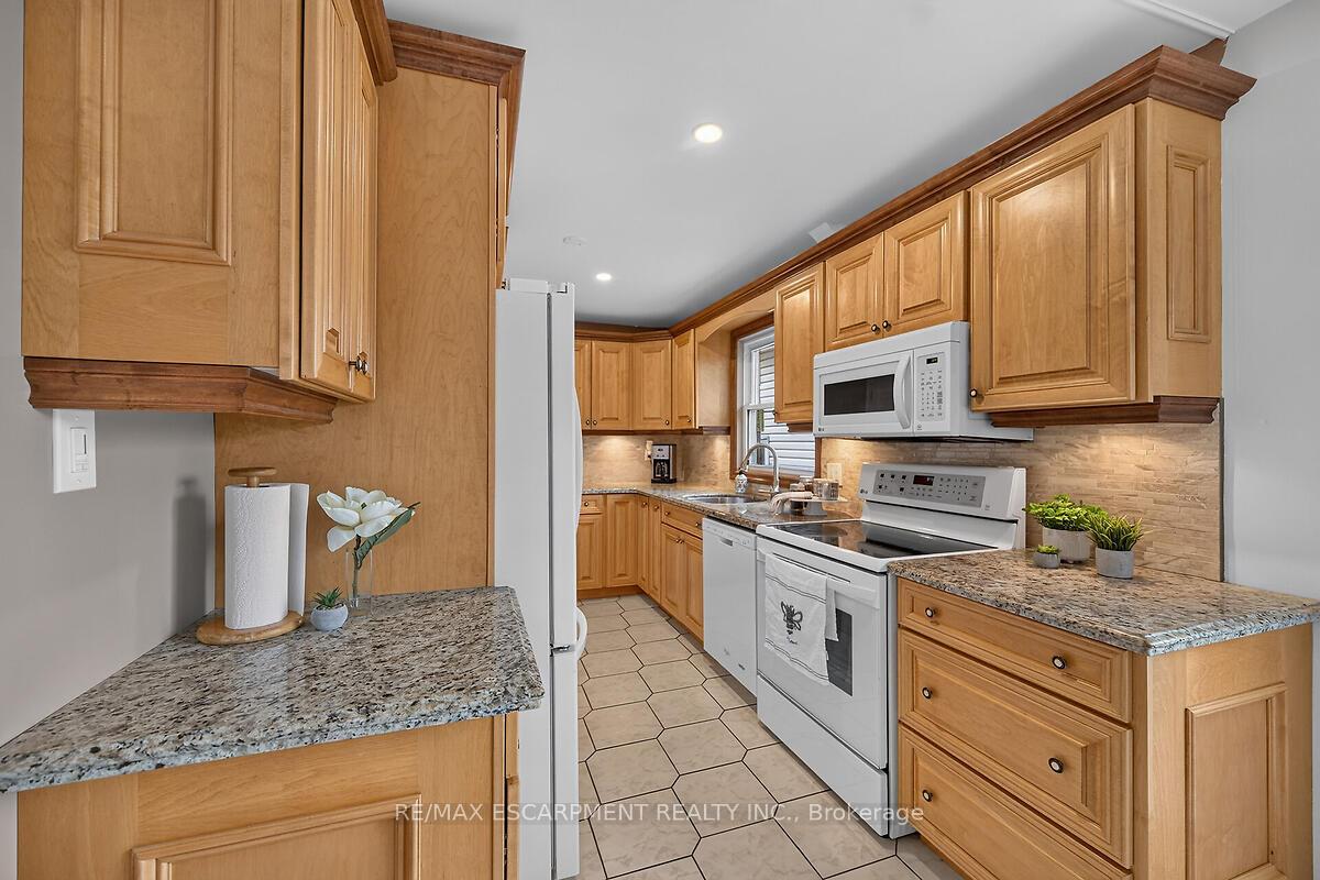 Photo 16 of 7344 Dickenson Road E, Hamilton, Rural Glanbrook — HOMEH