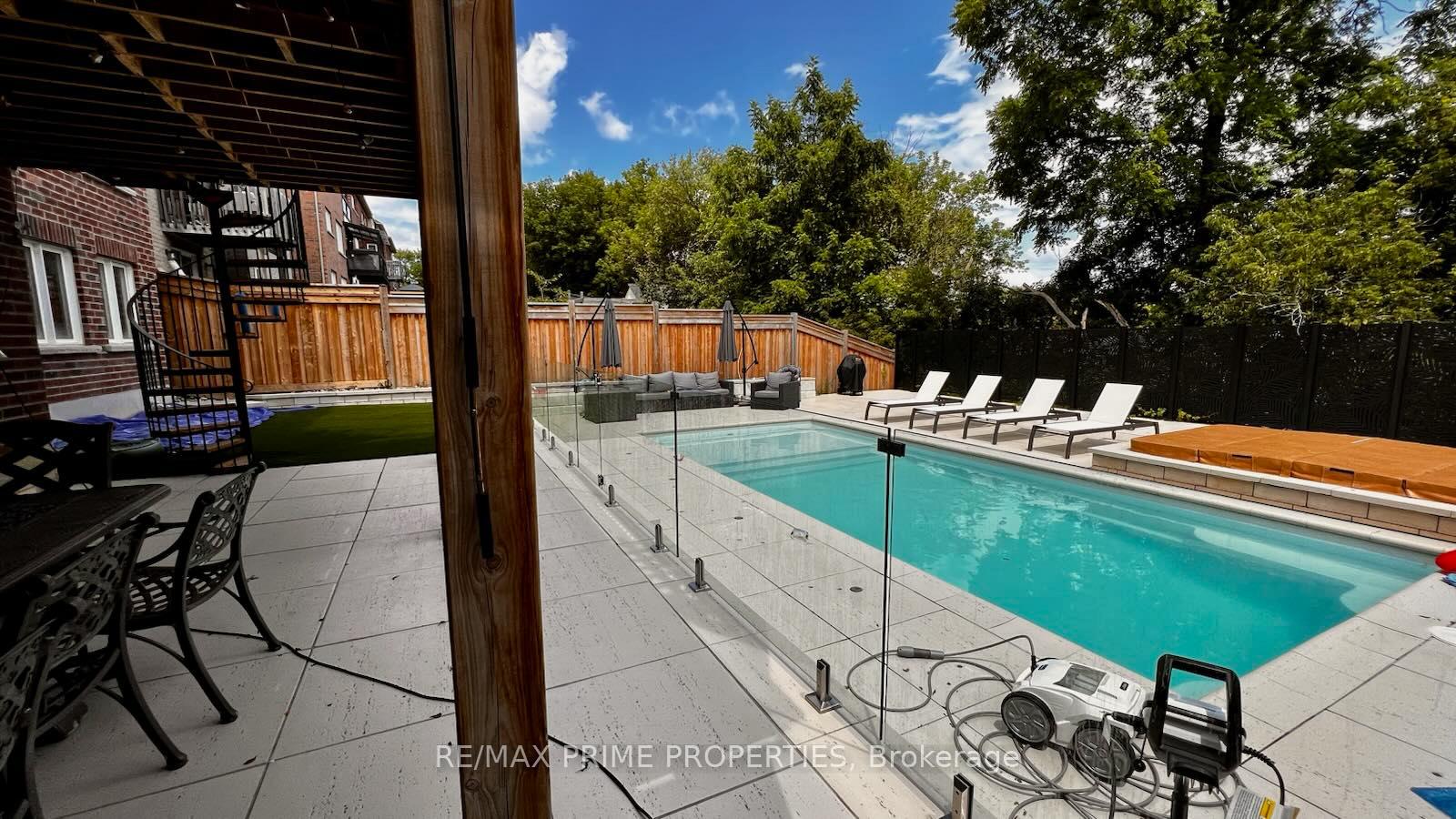 Photo 13 of 72 Ridge Gate Crescent, East Gwillimbury, Mt Albert — HOMEH