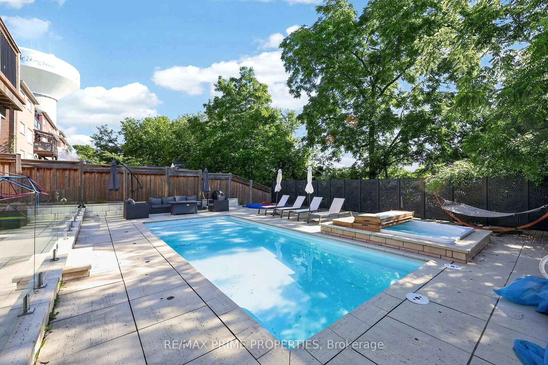Photo 8 of 72 Ridge Gate Crescent, East Gwillimbury, Mt Albert — HOMEH