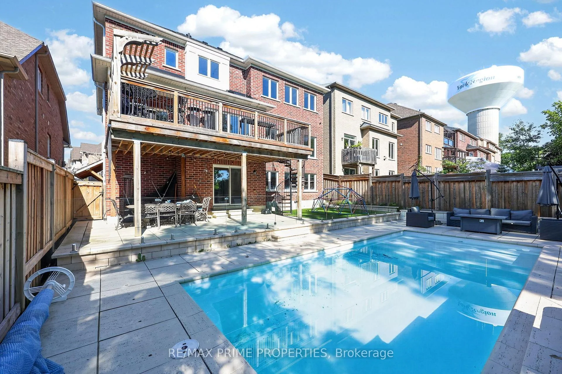 Photo 9 of 72 Ridge Gate Crescent, East Gwillimbury, Mt Albert — HOMEH