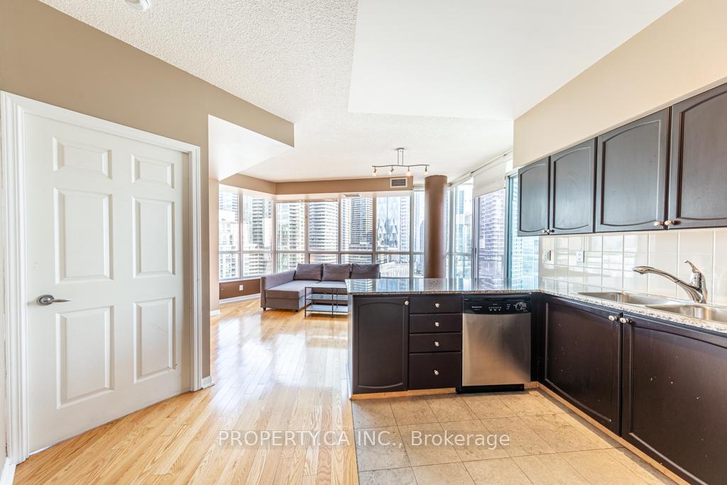 Photo 3 of Unit 1602, 228 Queens Quay W, Toronto, Waterfront Communities — HOMEH