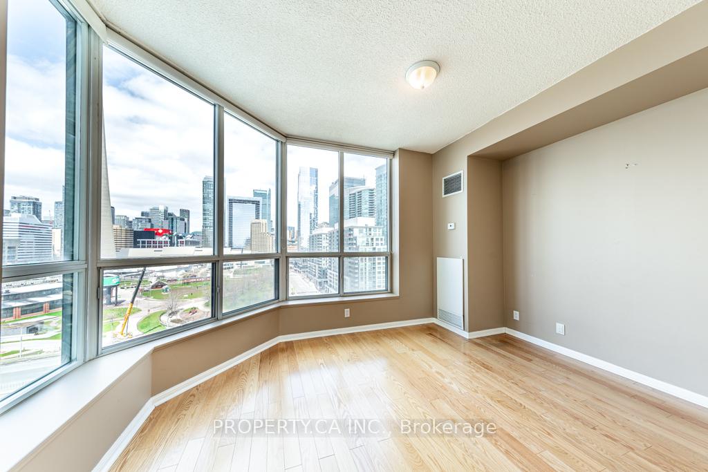 Photo 6 of Unit 1602, 228 Queens Quay W, Toronto, Waterfront Communities — HOMEH