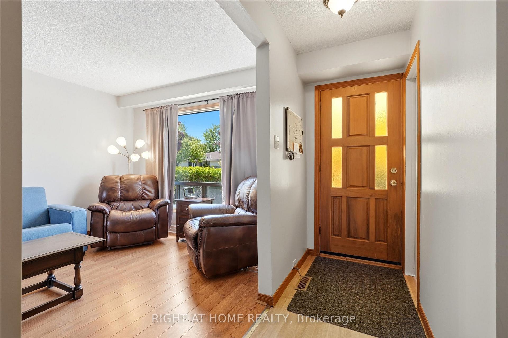 Photo 2 of 100 Burbank Crescent, Orangeville — HOMEH
