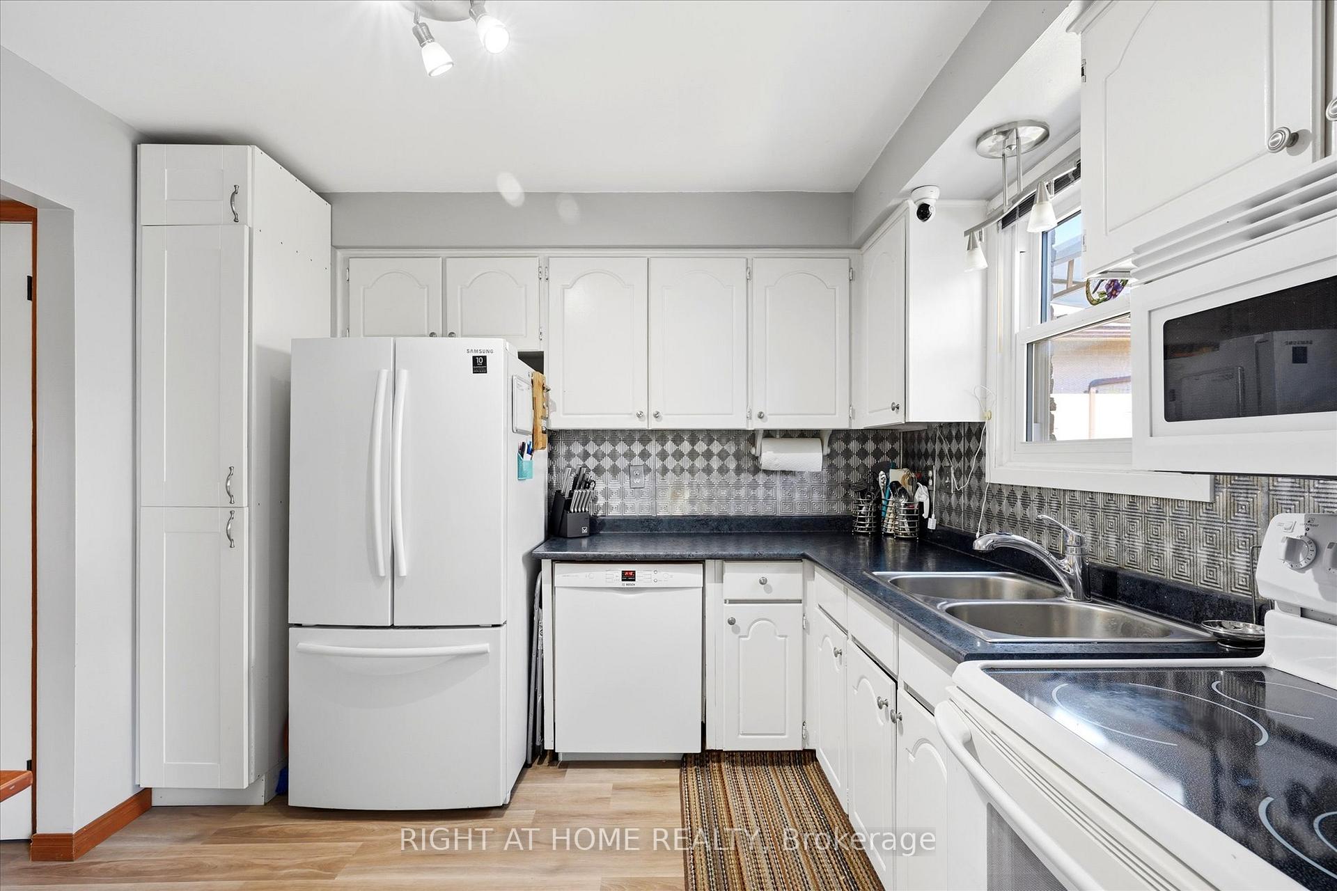 Photo 7 of 100 Burbank Crescent, Orangeville — HOMEH