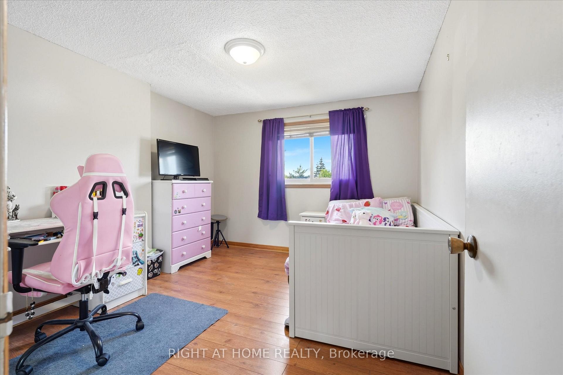 Photo 10 of 100 Burbank Crescent, Orangeville — HOMEH