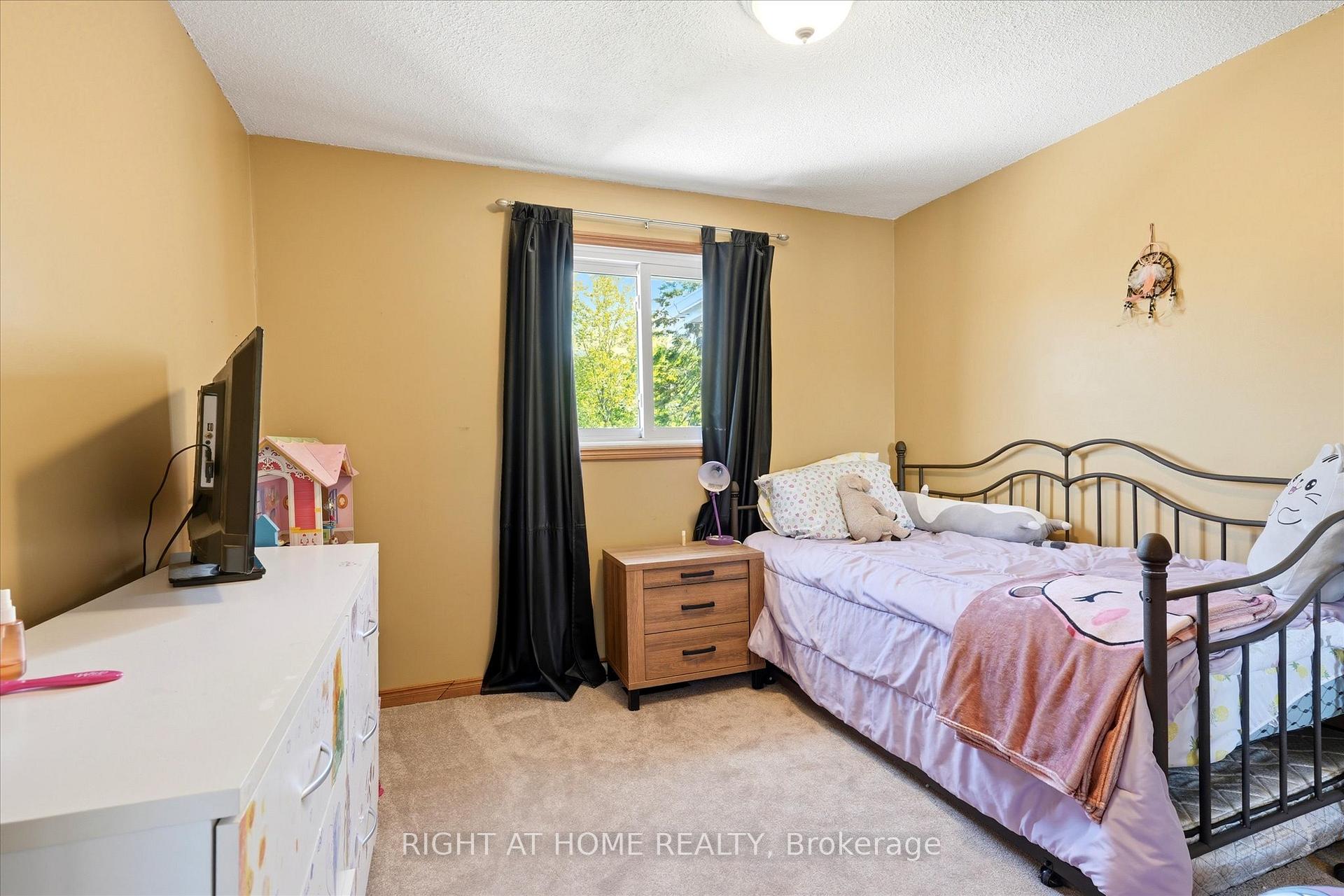 Photo 12 of 100 Burbank Crescent, Orangeville — HOMEH