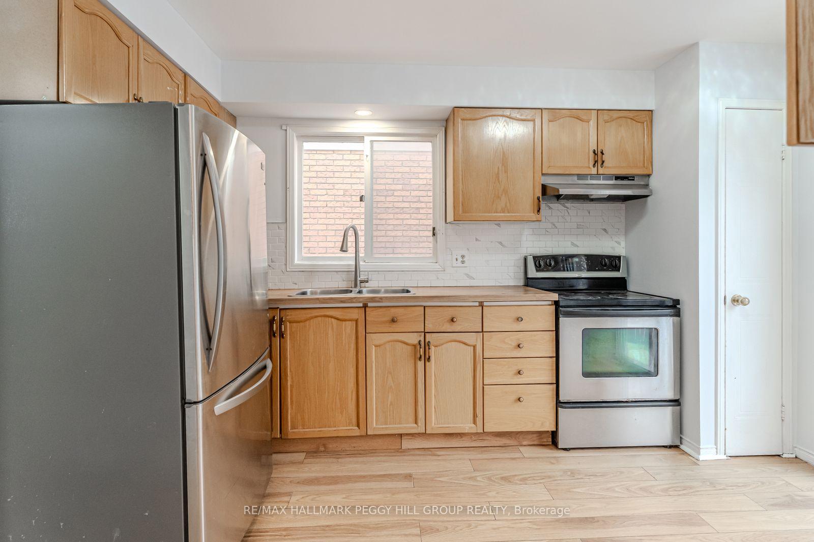 Photo 2 of 111 Garden Drive, Barrie, Allandale Heights — HOMEH