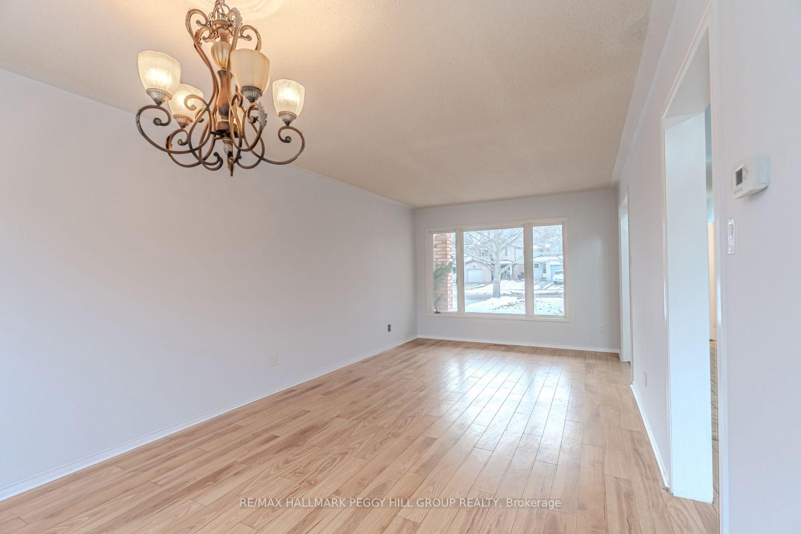 Photo 3 of 111 Garden Drive, Barrie, Allandale Heights — HOMEH