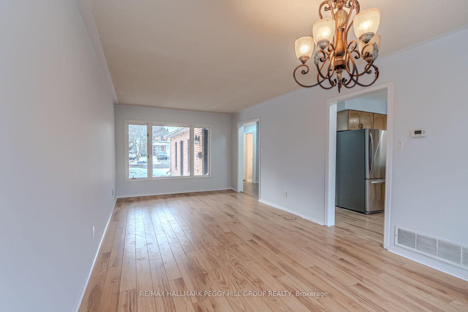Photo 4 of 111 Garden Drive, Barrie, Allandale Heights — HOMEH
