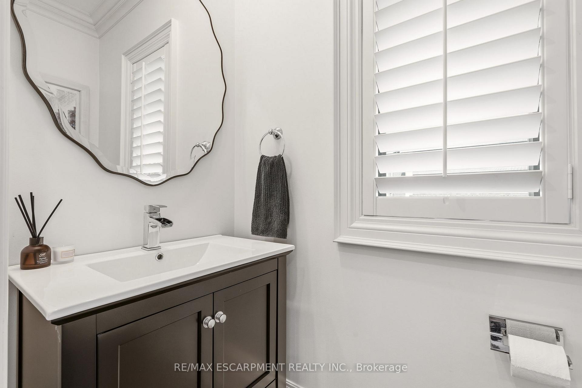 Photo 4 of 336 Newbold Court, Burlington, Brant — HOMEH