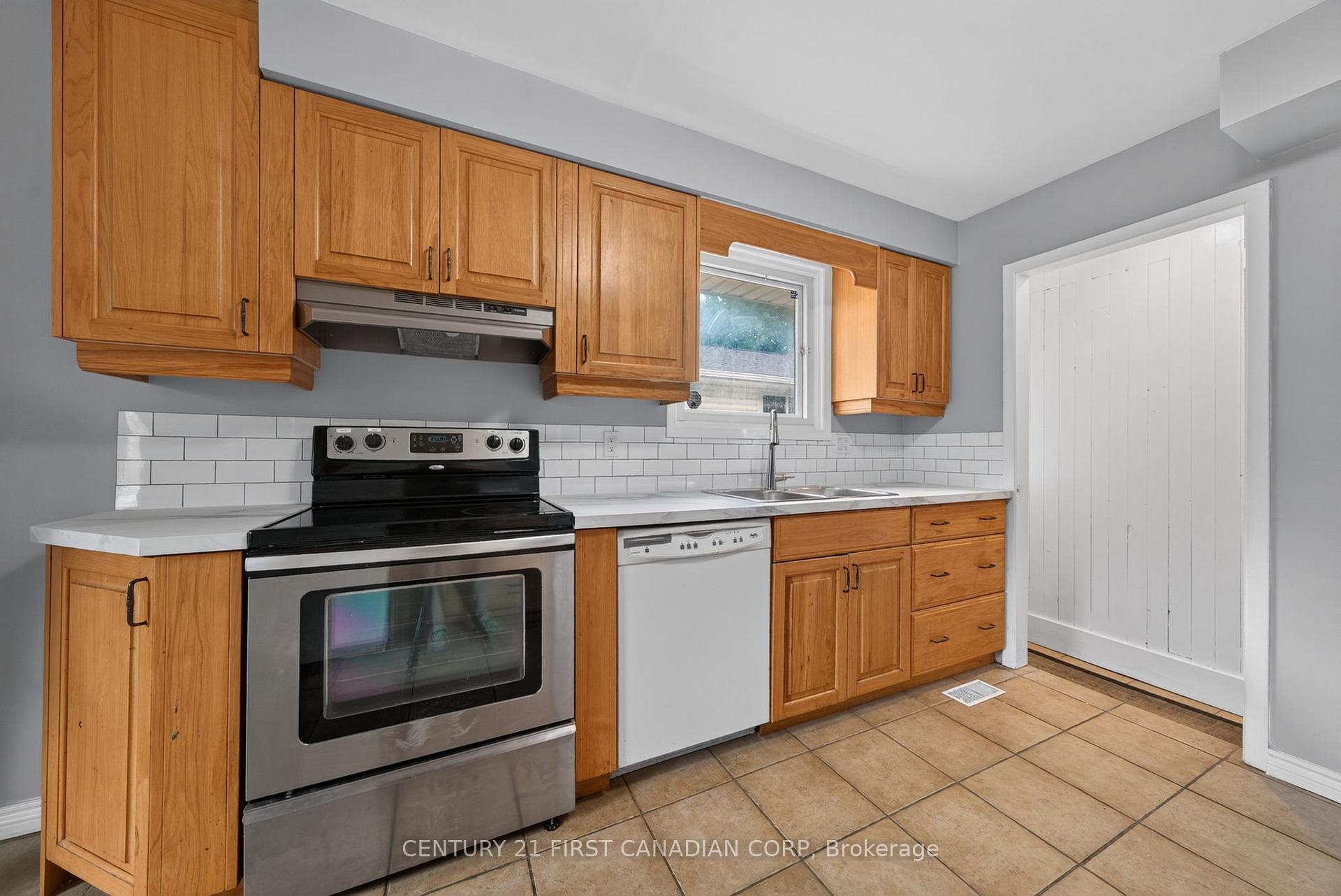 Photo 2 of 224 Culver Crescent, London, East H — HOMEH
