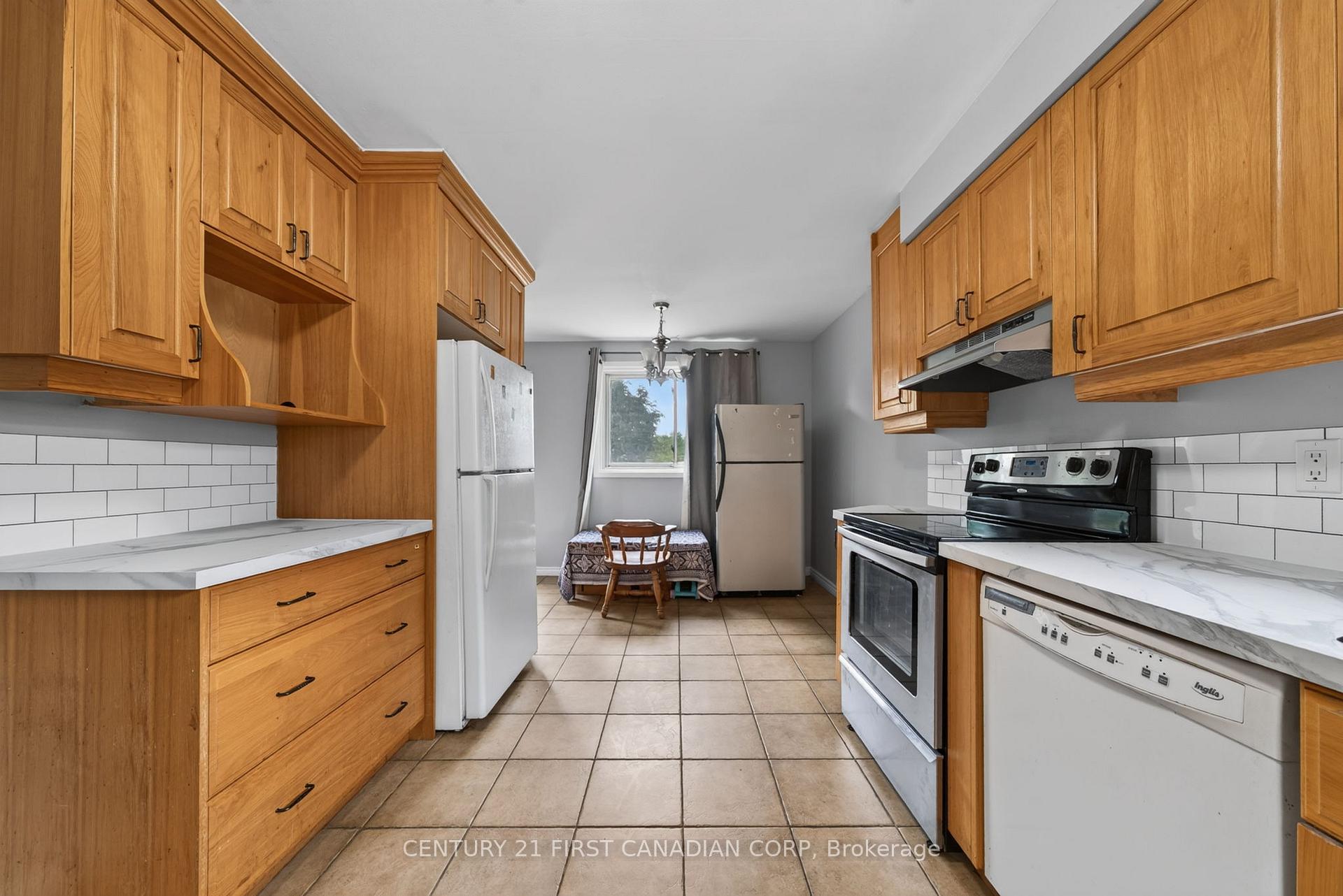 Photo 3 of 224 Culver Crescent, London, East H — HOMEH