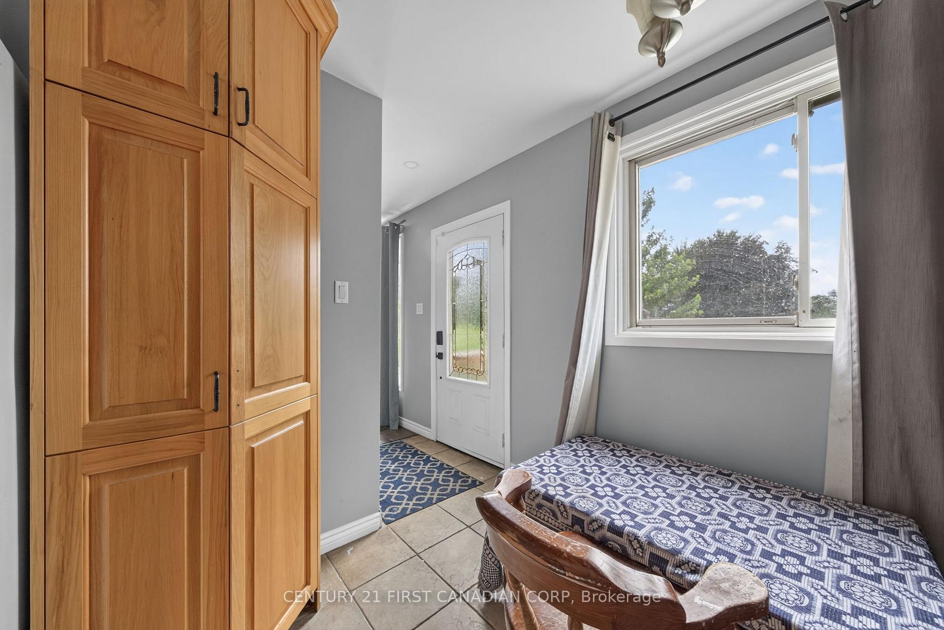 Photo 4 of 224 Culver Crescent, London, East H — HOMEH