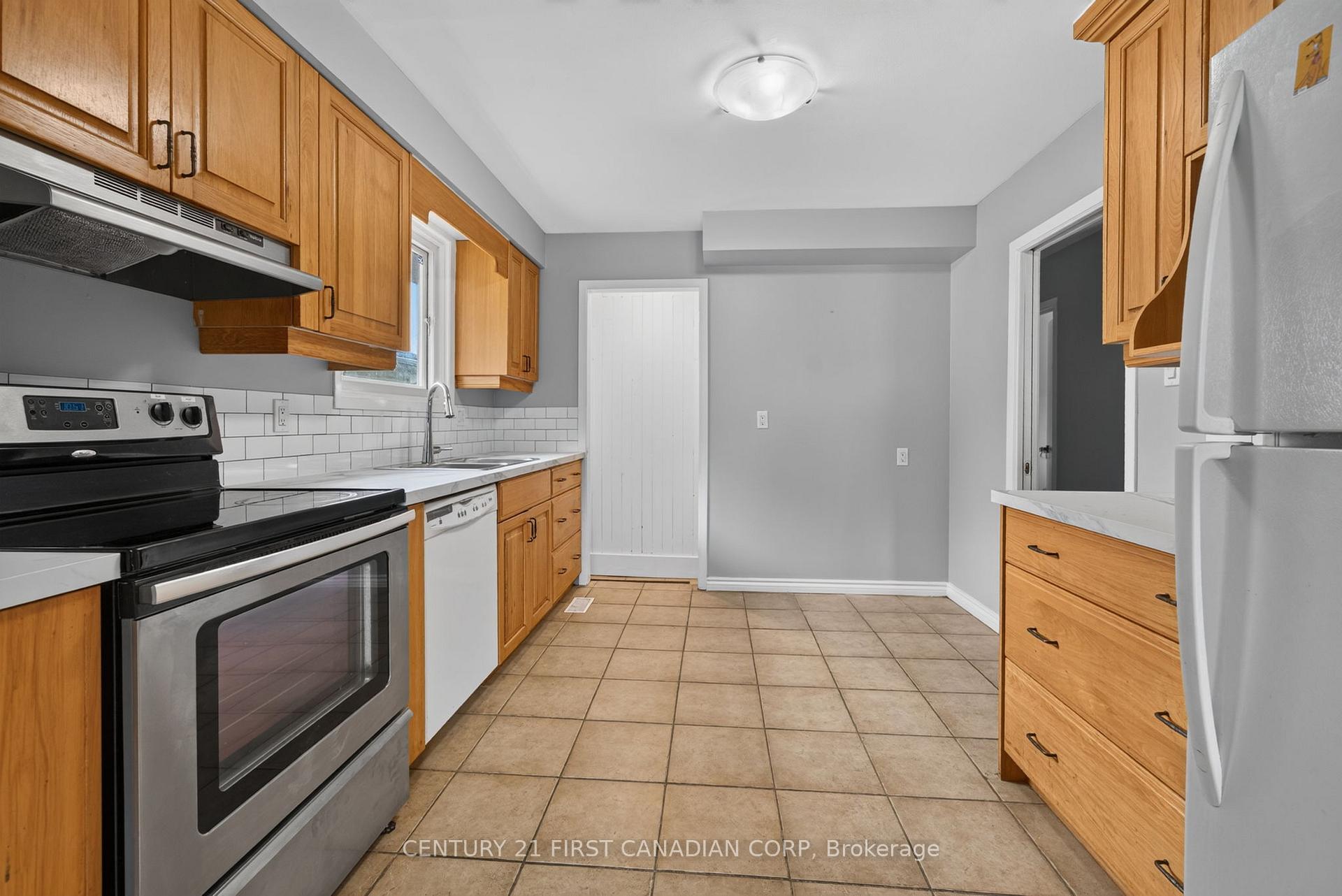 Photo 5 of 224 Culver Crescent, London, East H — HOMEH