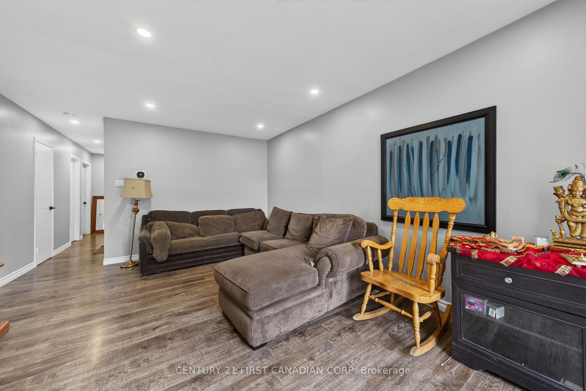 Photo 6 of 224 Culver Crescent, London, East H — HOMEH