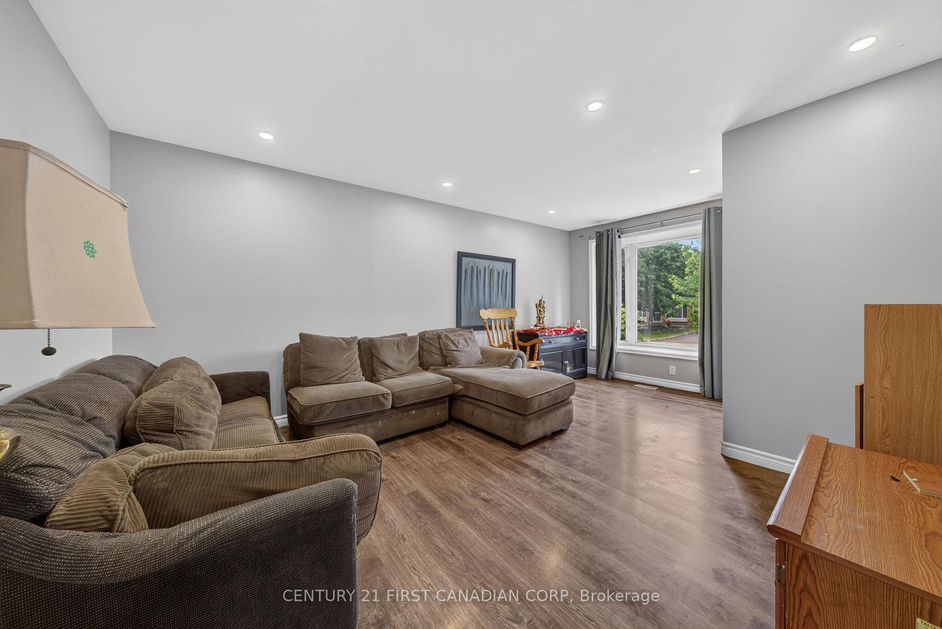 Photo 7 of 224 Culver Crescent, London, East H — HOMEH