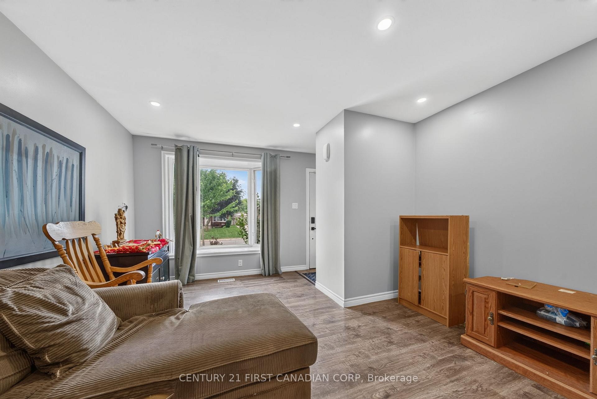 Photo 8 of 224 Culver Crescent, London, East H — HOMEH