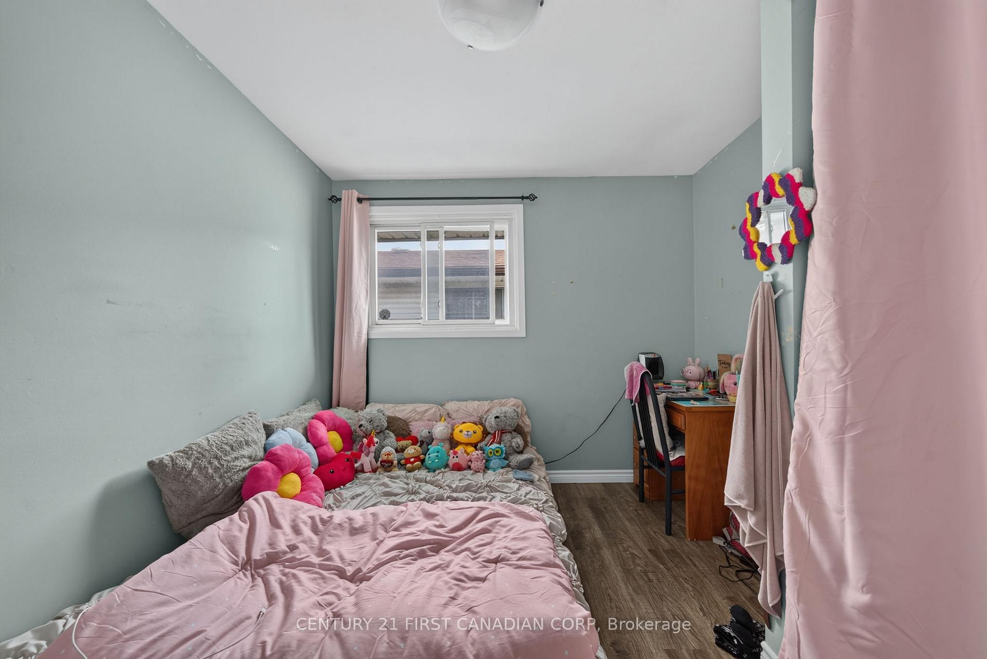 Photo 9 of 224 Culver Crescent, London, East H — HOMEH