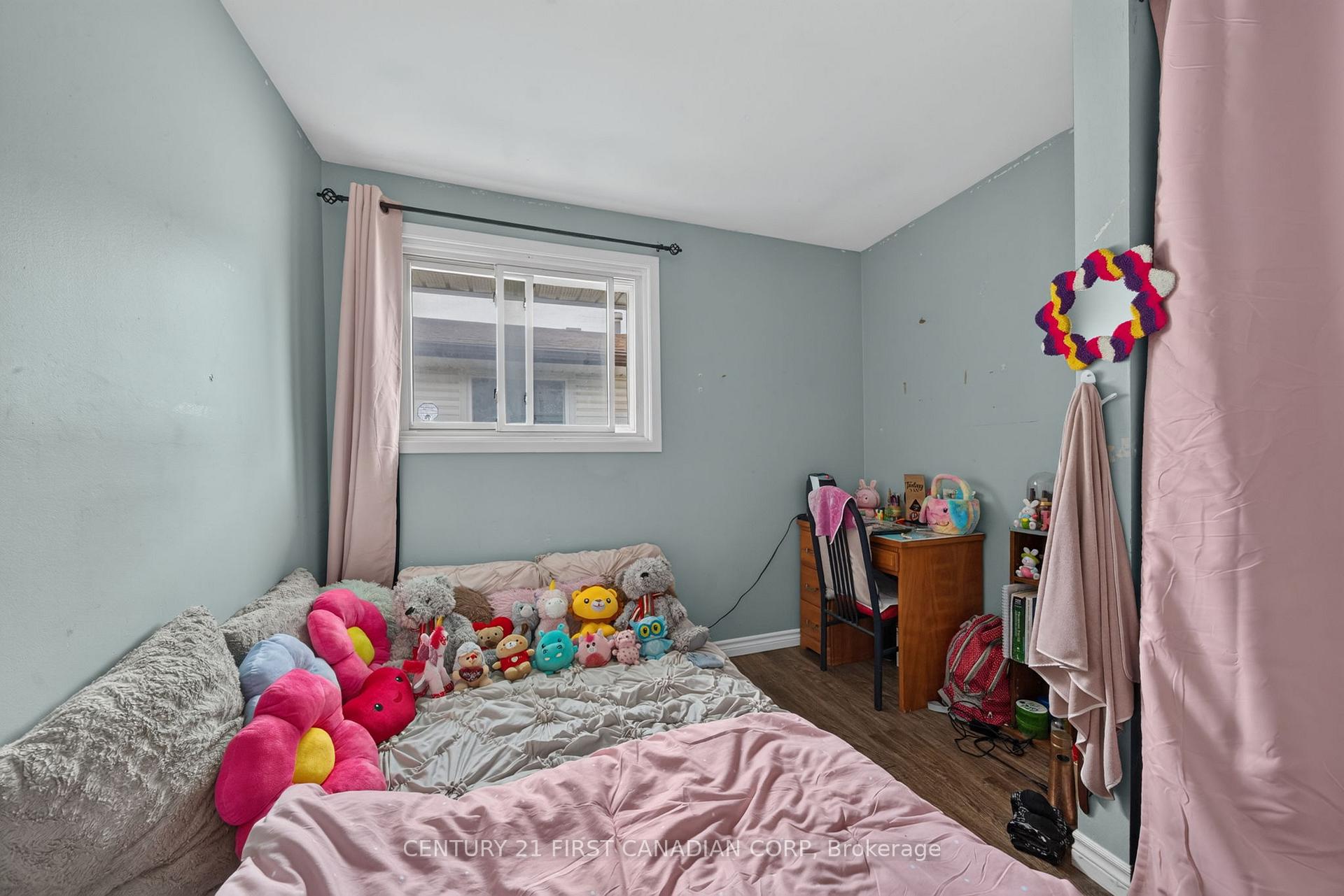 Photo 10 of 224 Culver Crescent, London, East H — HOMEH
