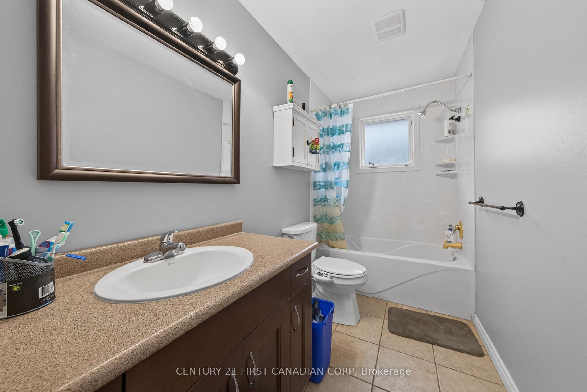 Photo 13 of 224 Culver Crescent, London, East H — HOMEH