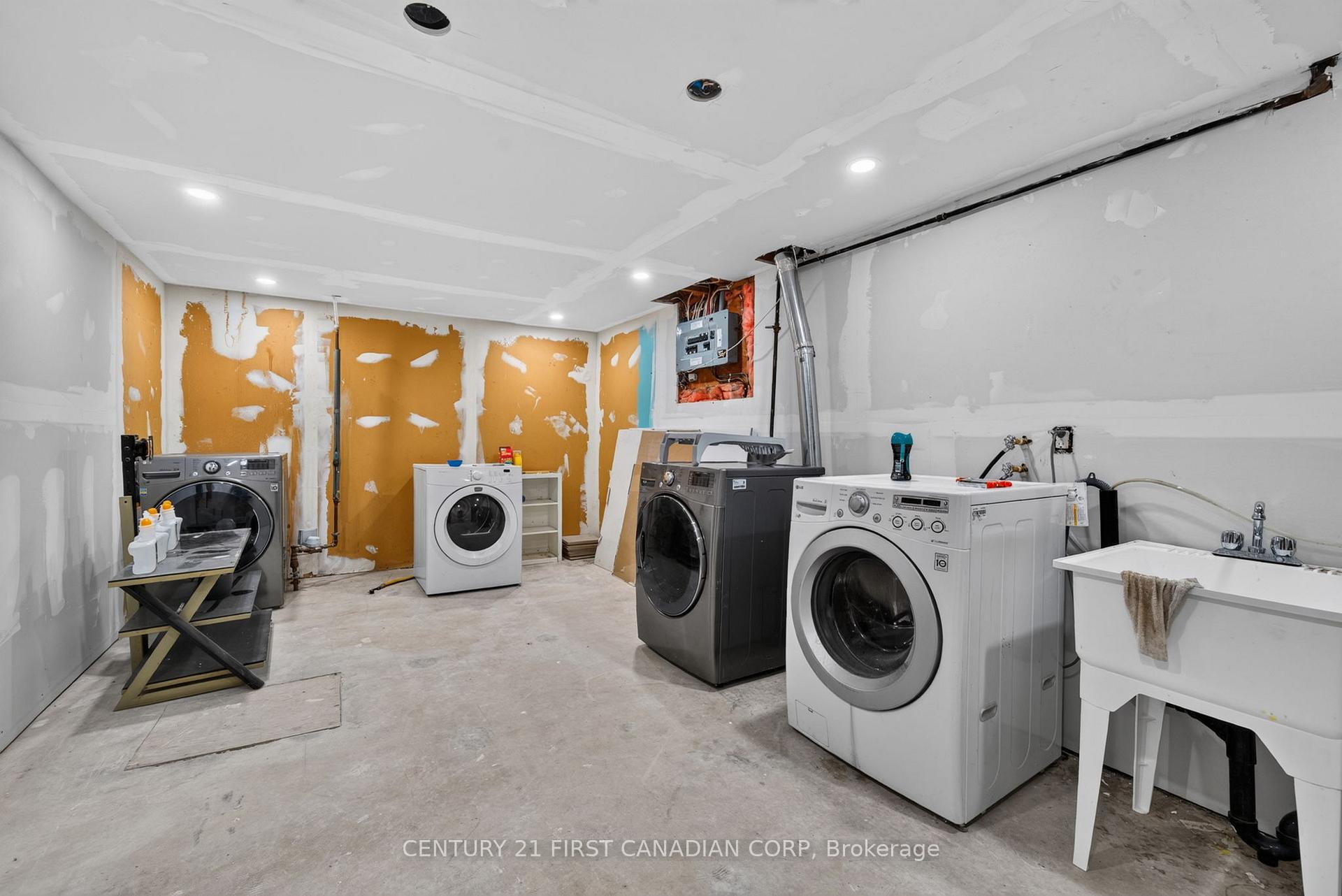 Photo 18 of 224 Culver Crescent, London, East H — HOMEH