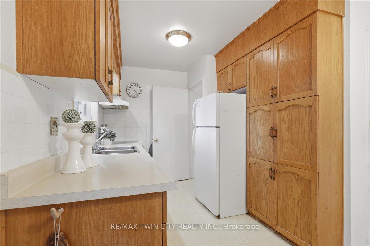 Photo 14 of 118 Wilfred Avenue, Kitchener, Stanley Park — HOMEH