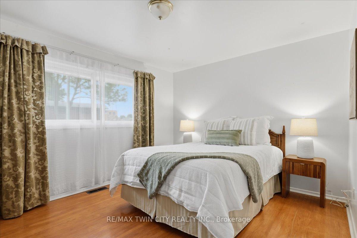 Photo 15 of 118 Wilfred Avenue, Kitchener, Stanley Park — HOMEH