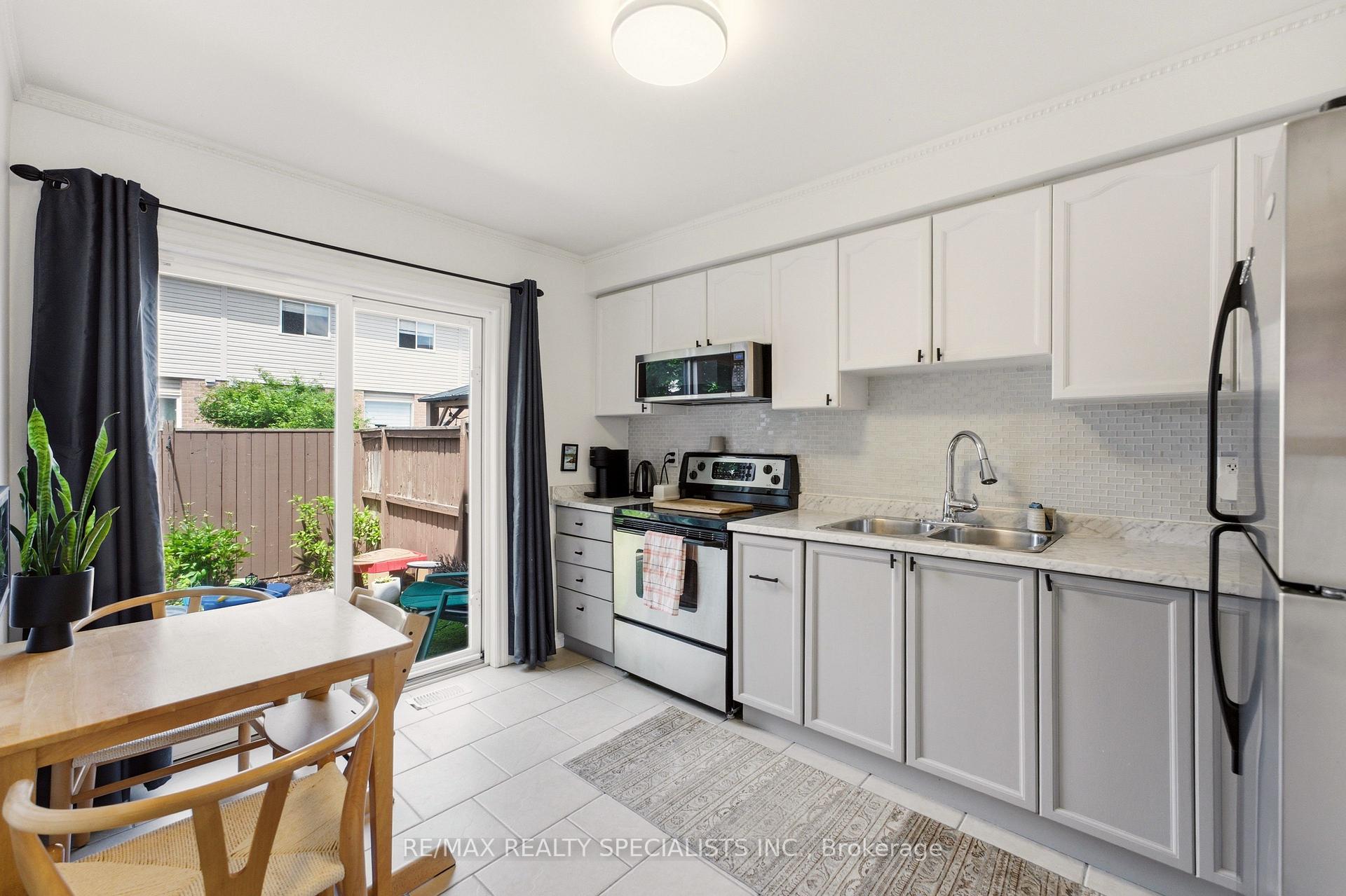 Photo 7 of Unit 10, 39 Pinewoods Drive, Hamilton, Stoney Creek Mountain — HOMEH