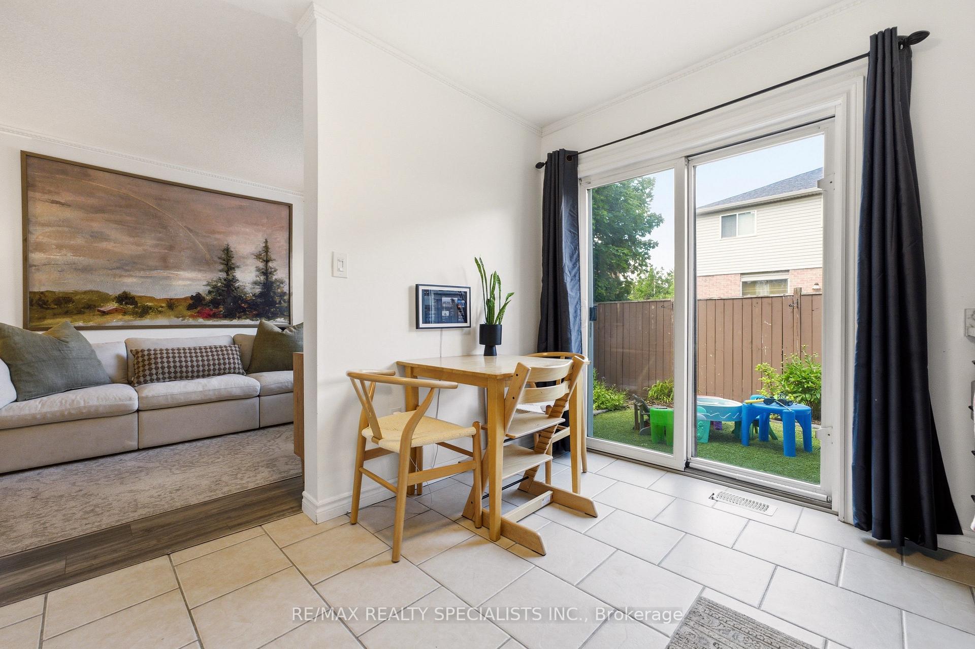 Photo 8 of Unit 10, 39 Pinewoods Drive, Hamilton, Stoney Creek Mountain — HOMEH