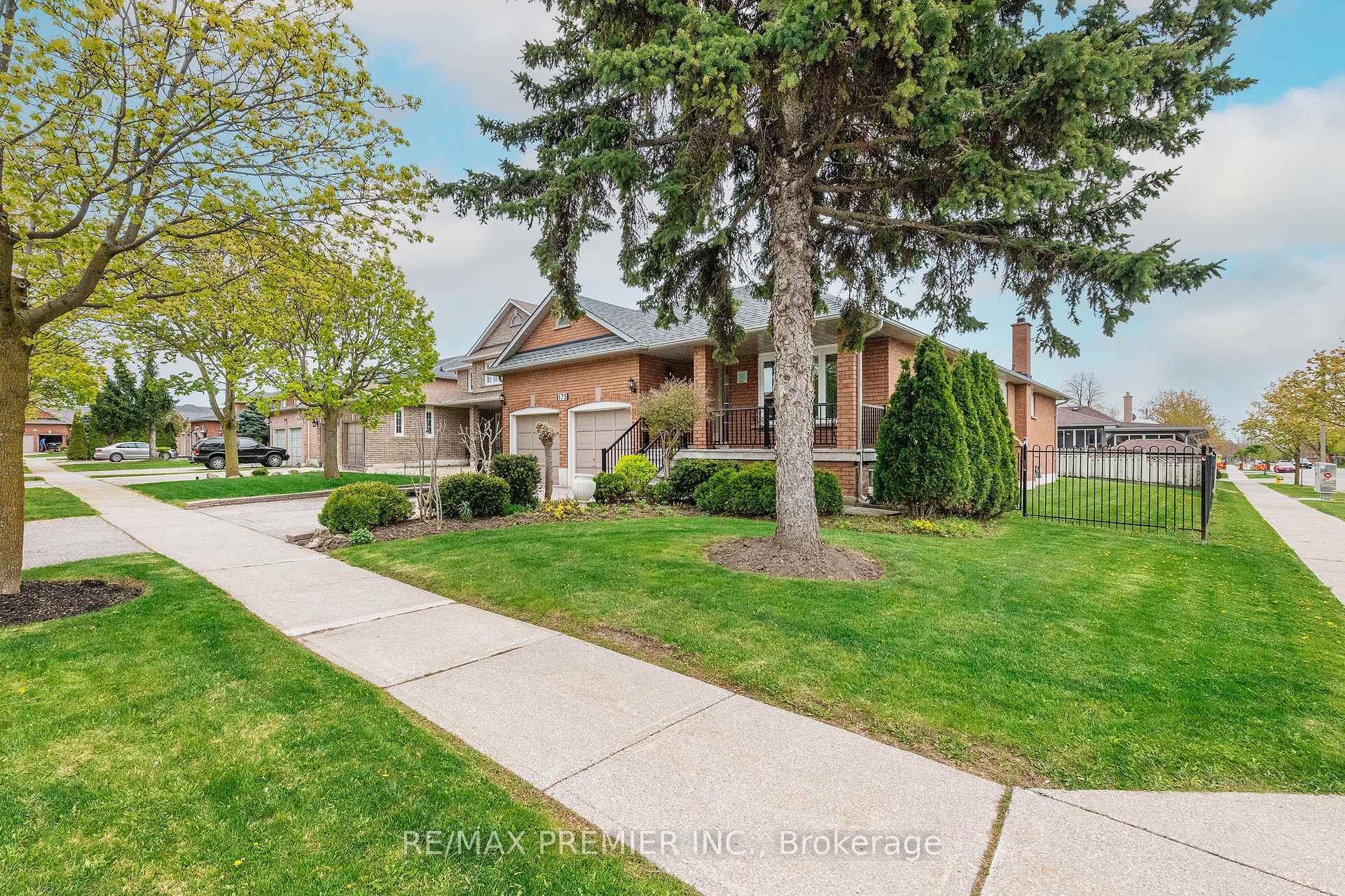 Photo 2 of 175 Medallion Boulevard, Vaughan, West Woodbridge — HOMEH