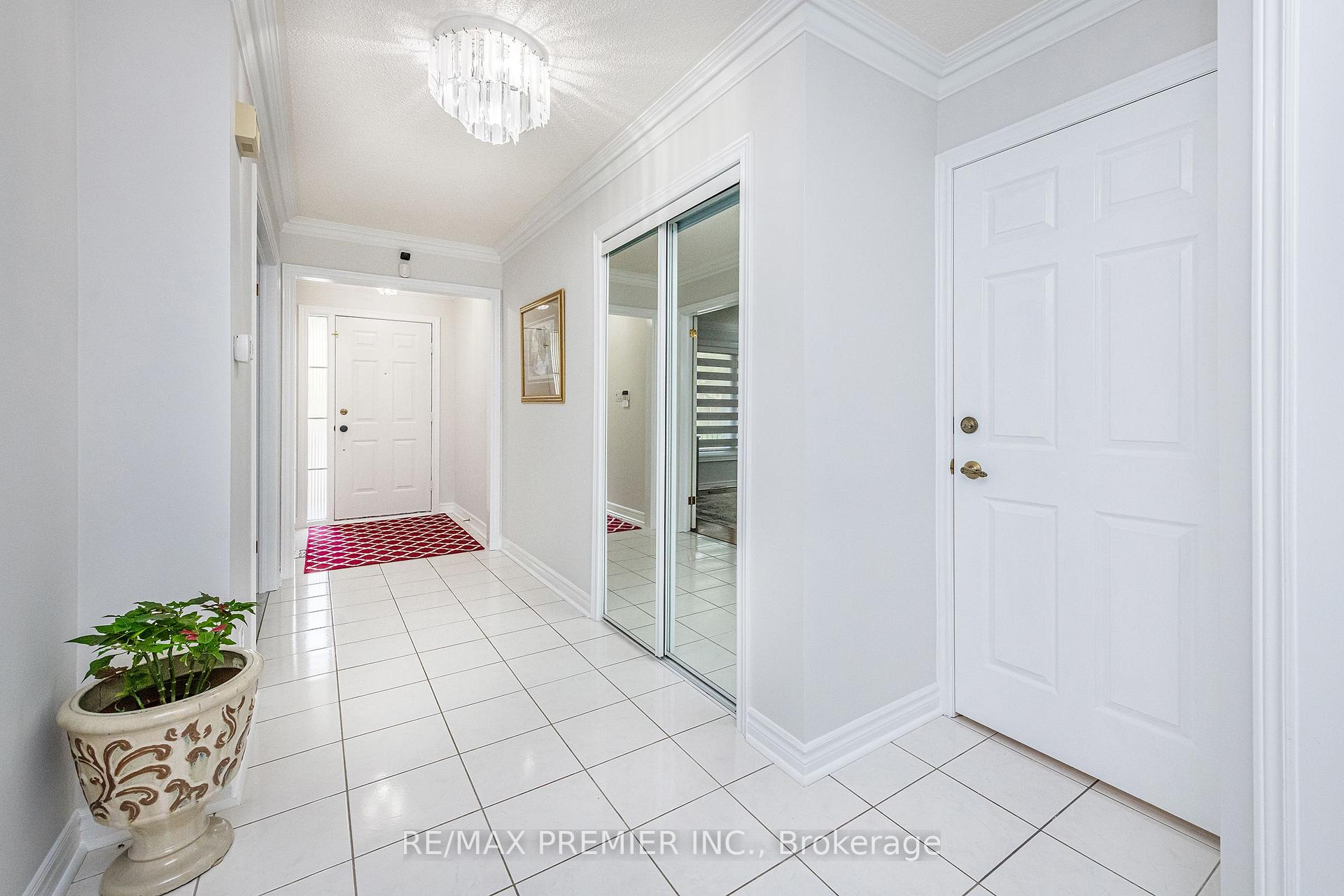 Photo 4 of 175 Medallion Boulevard, Vaughan, West Woodbridge — HOMEH