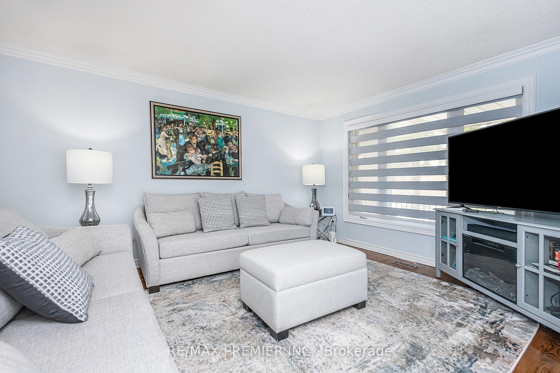Photo 5 of 175 Medallion Boulevard, Vaughan, West Woodbridge — HOMEH