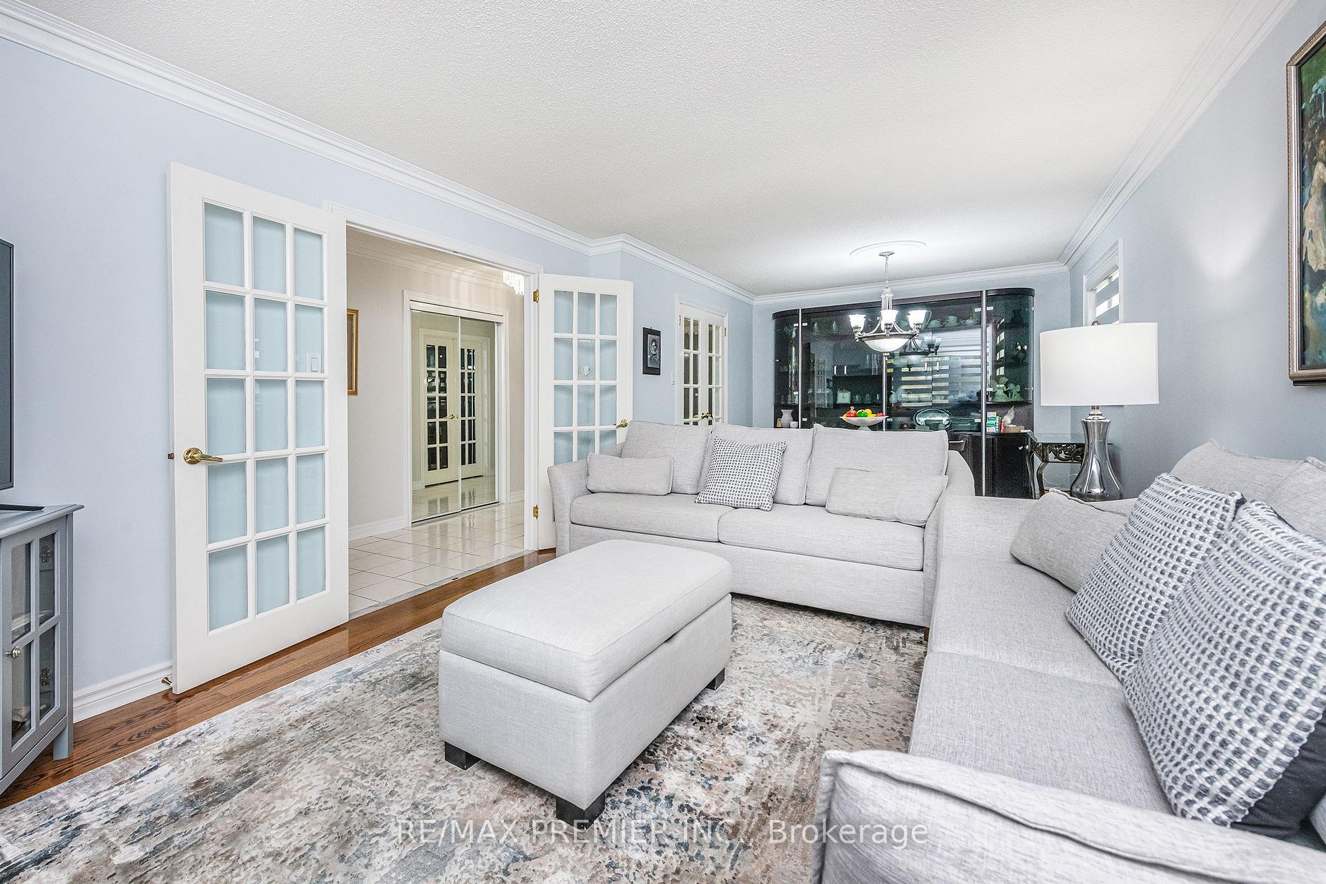 Photo 6 of 175 Medallion Boulevard, Vaughan, West Woodbridge — HOMEH
