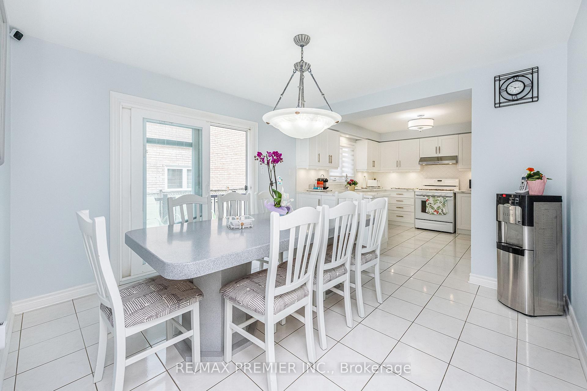 Photo 11 of 175 Medallion Boulevard, Vaughan, West Woodbridge — HOMEH