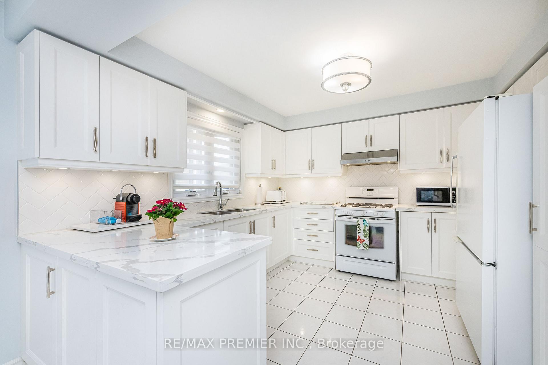 Photo 12 of 175 Medallion Boulevard, Vaughan, West Woodbridge — HOMEH