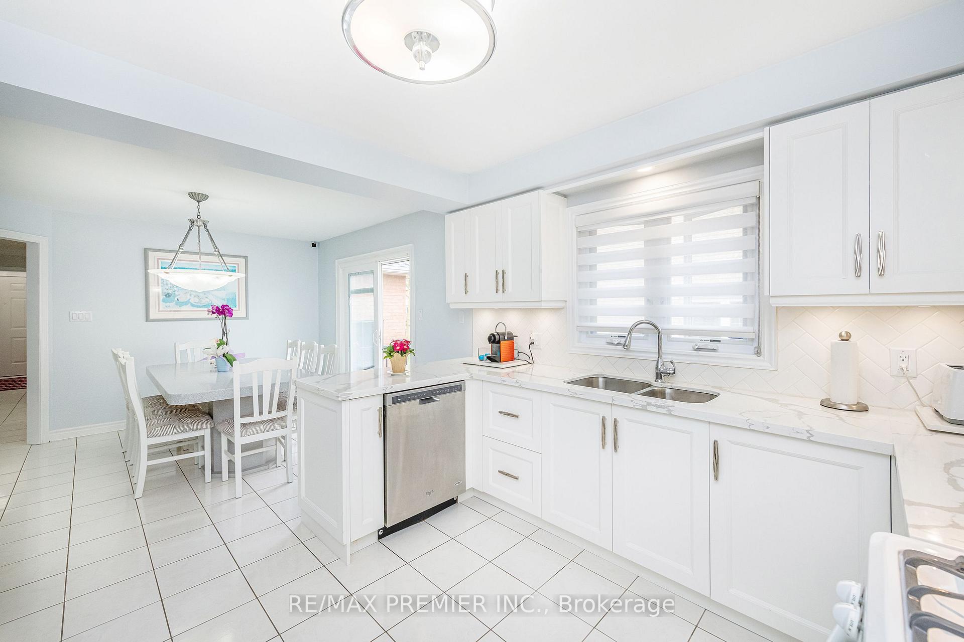 Photo 13 of 175 Medallion Boulevard, Vaughan, West Woodbridge — HOMEH