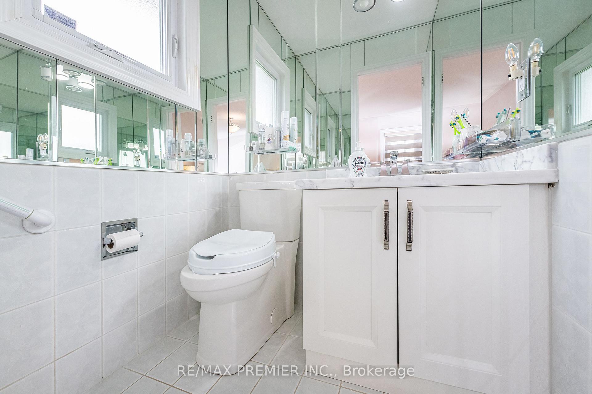 Photo 18 of 175 Medallion Boulevard, Vaughan, West Woodbridge — HOMEH