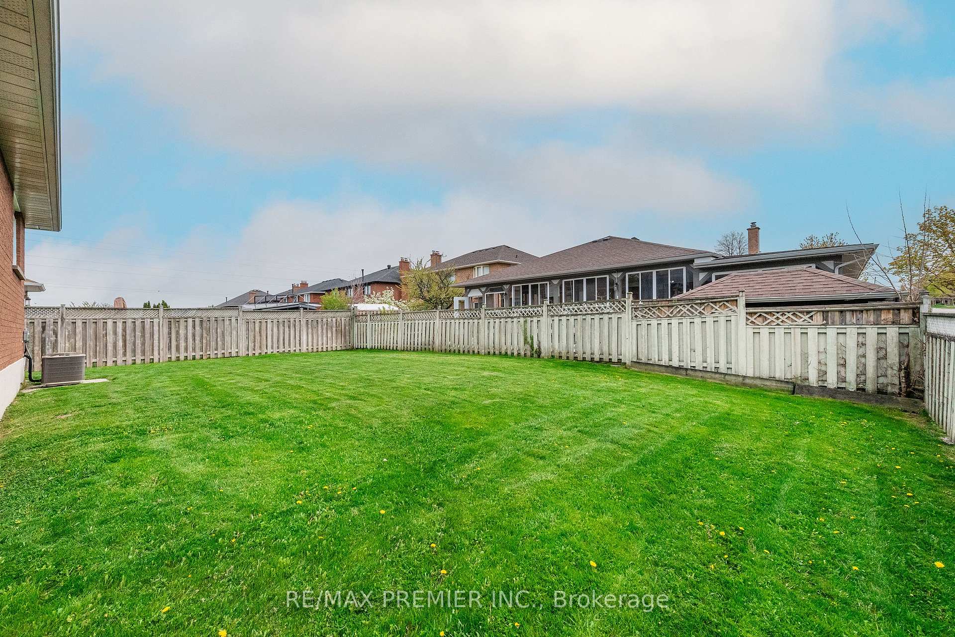 Photo 23 of 175 Medallion Boulevard, Vaughan, West Woodbridge — HOMEH