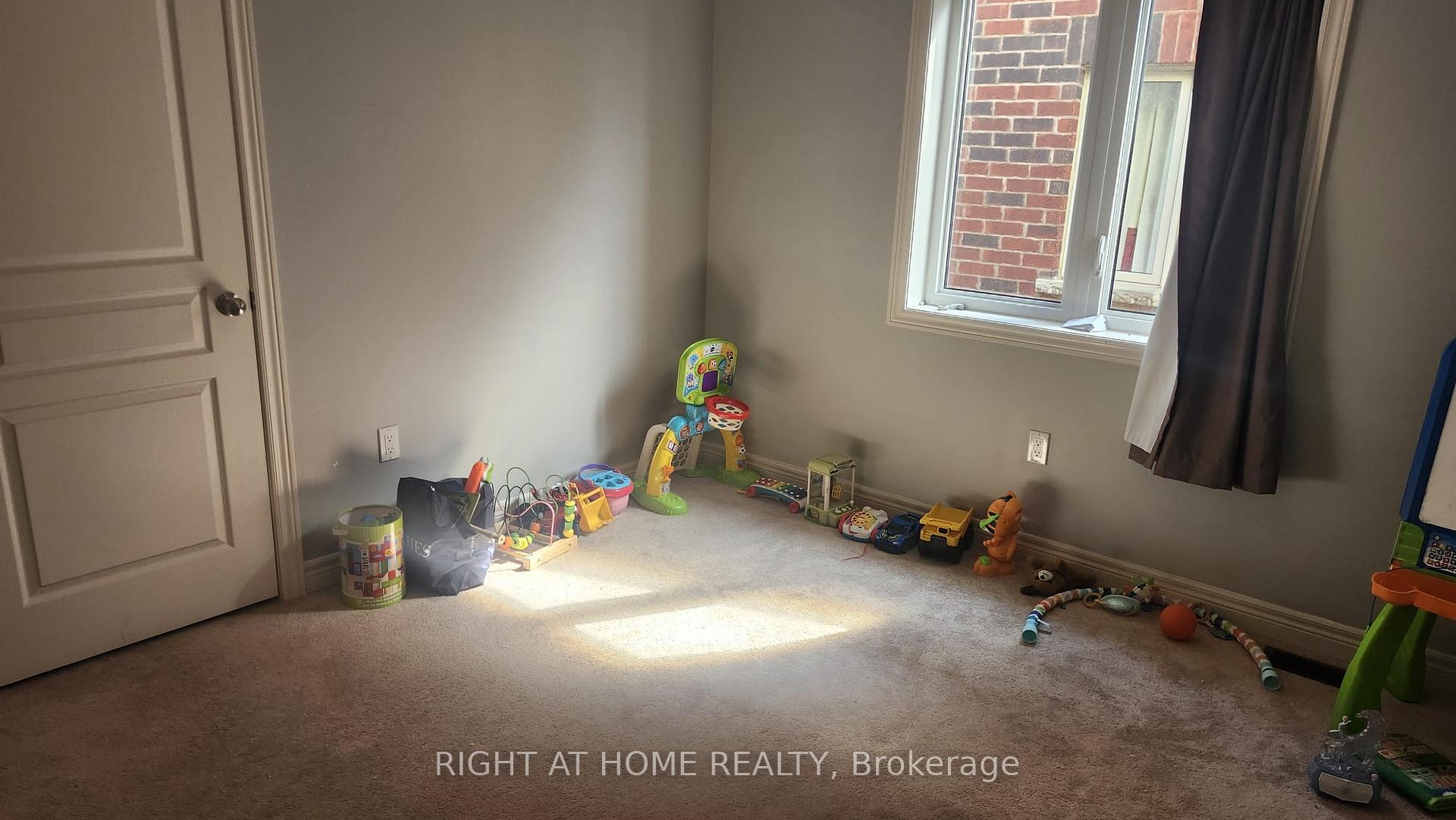 Photo 10 of 16 Red Tree Drive, Vaughan, Kleinburg — HOMEH