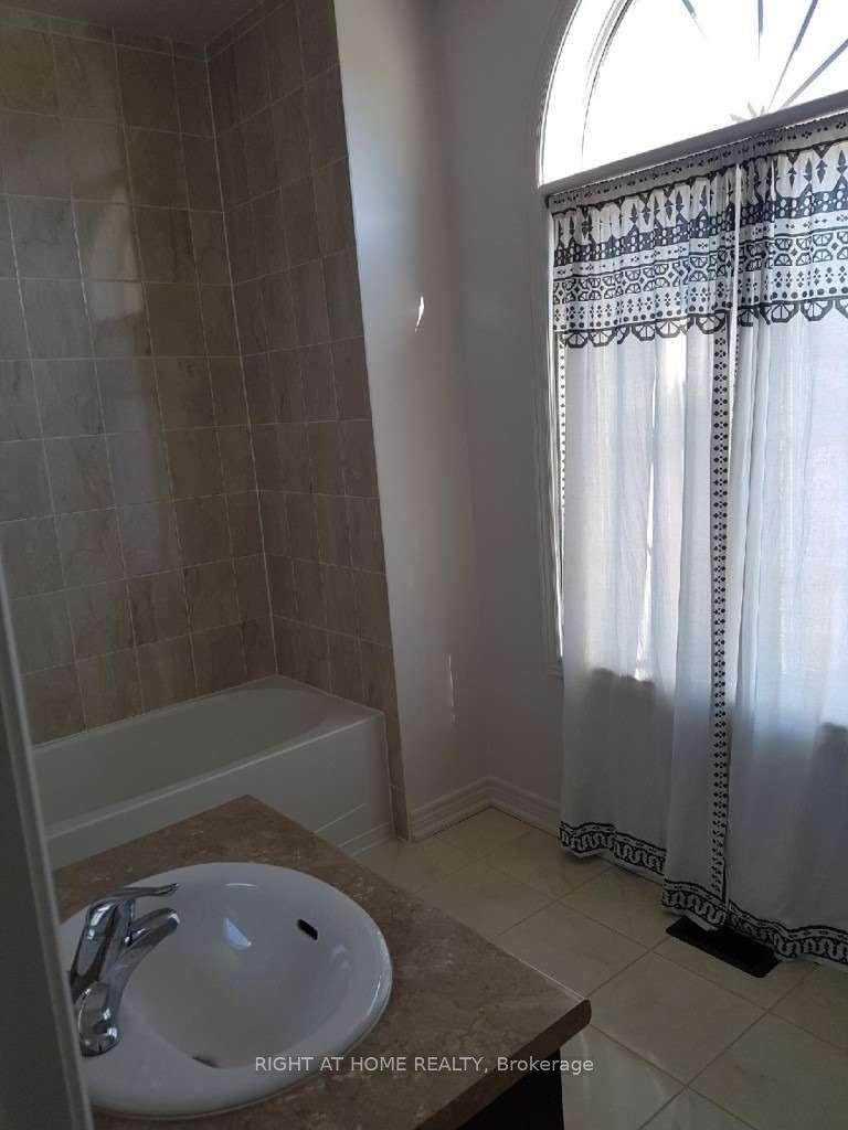 Photo 14 of 16 Red Tree Drive, Vaughan, Kleinburg — HOMEH