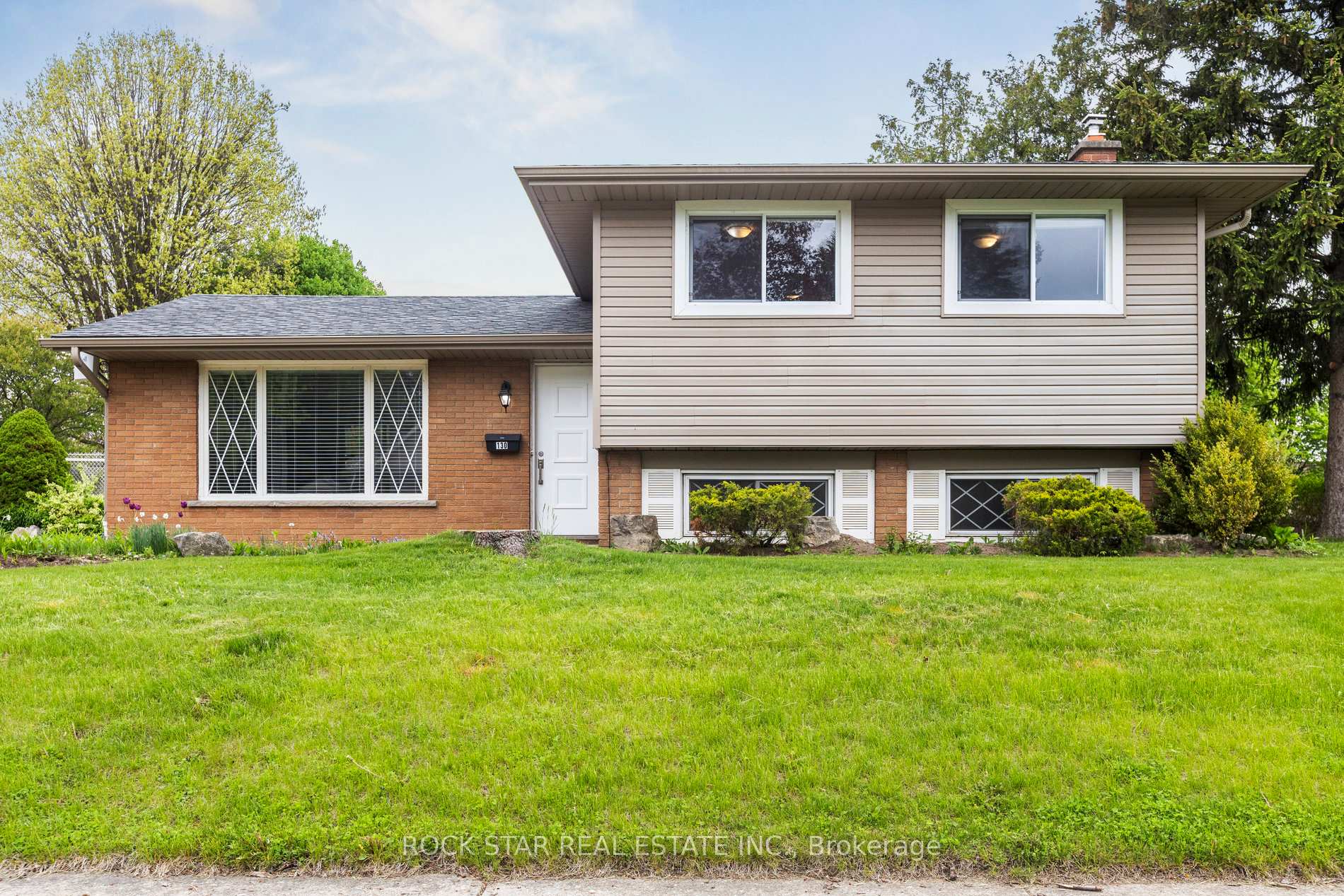 Photo 2 of 130 Hudson Crescent, Kitchener, Heritage Park - Kitchener — HOMEH