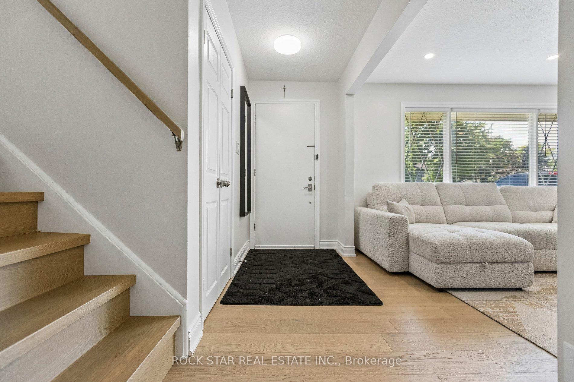 Photo 3 of 130 Hudson Crescent, Kitchener, Heritage Park - Kitchener — HOMEH