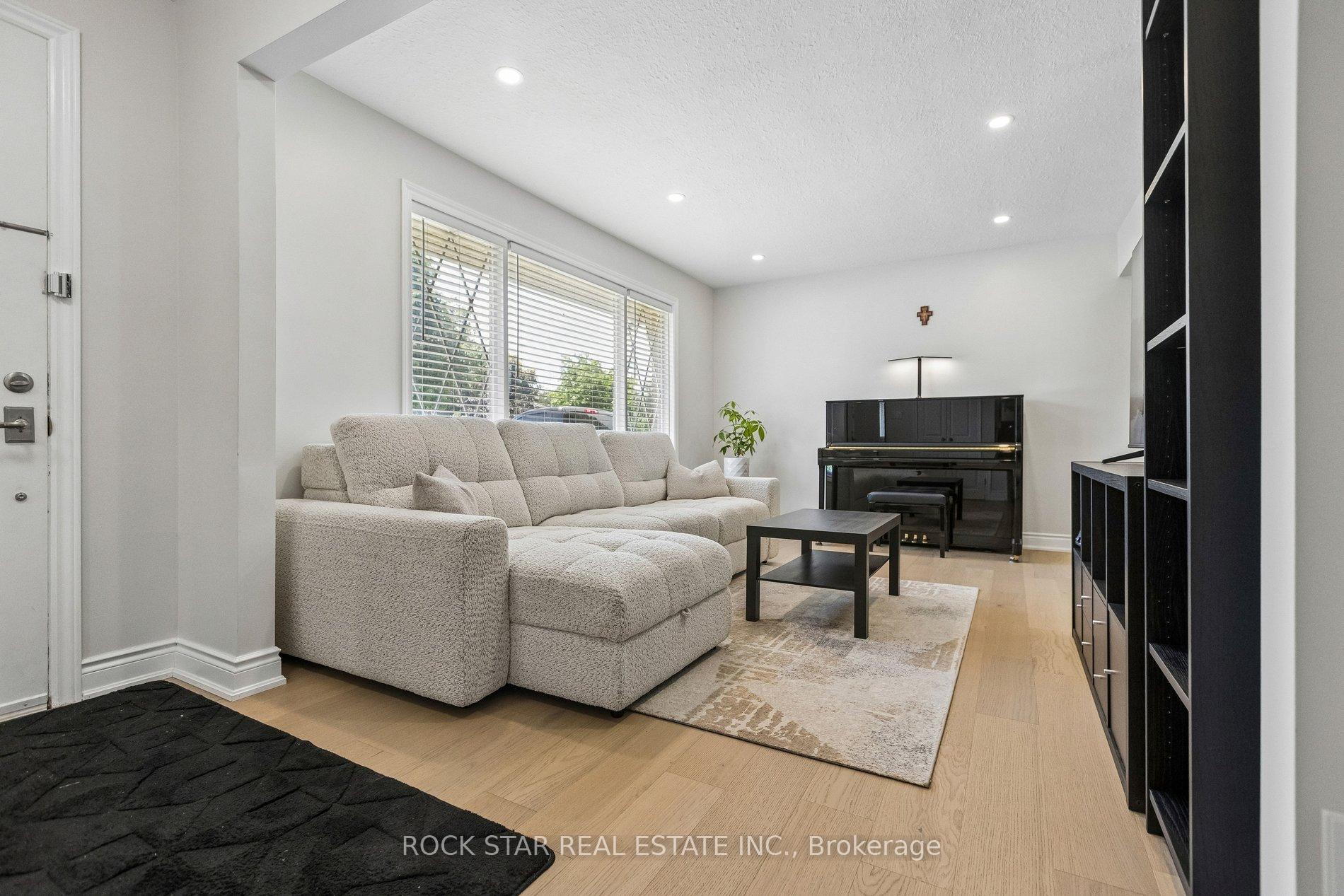 Photo 4 of 130 Hudson Crescent, Kitchener, Heritage Park - Kitchener — HOMEH