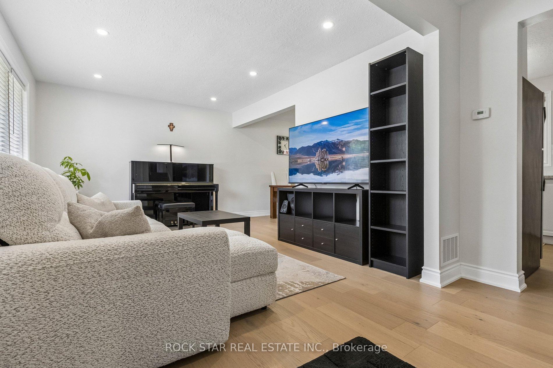 Photo 5 of 130 Hudson Crescent, Kitchener, Heritage Park - Kitchener — HOMEH