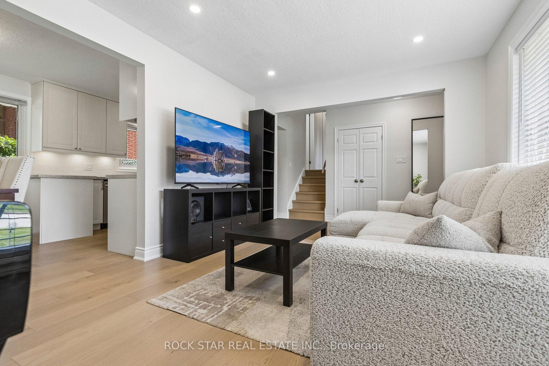 Photo 6 of 130 Hudson Crescent, Kitchener, Heritage Park - Kitchener — HOMEH