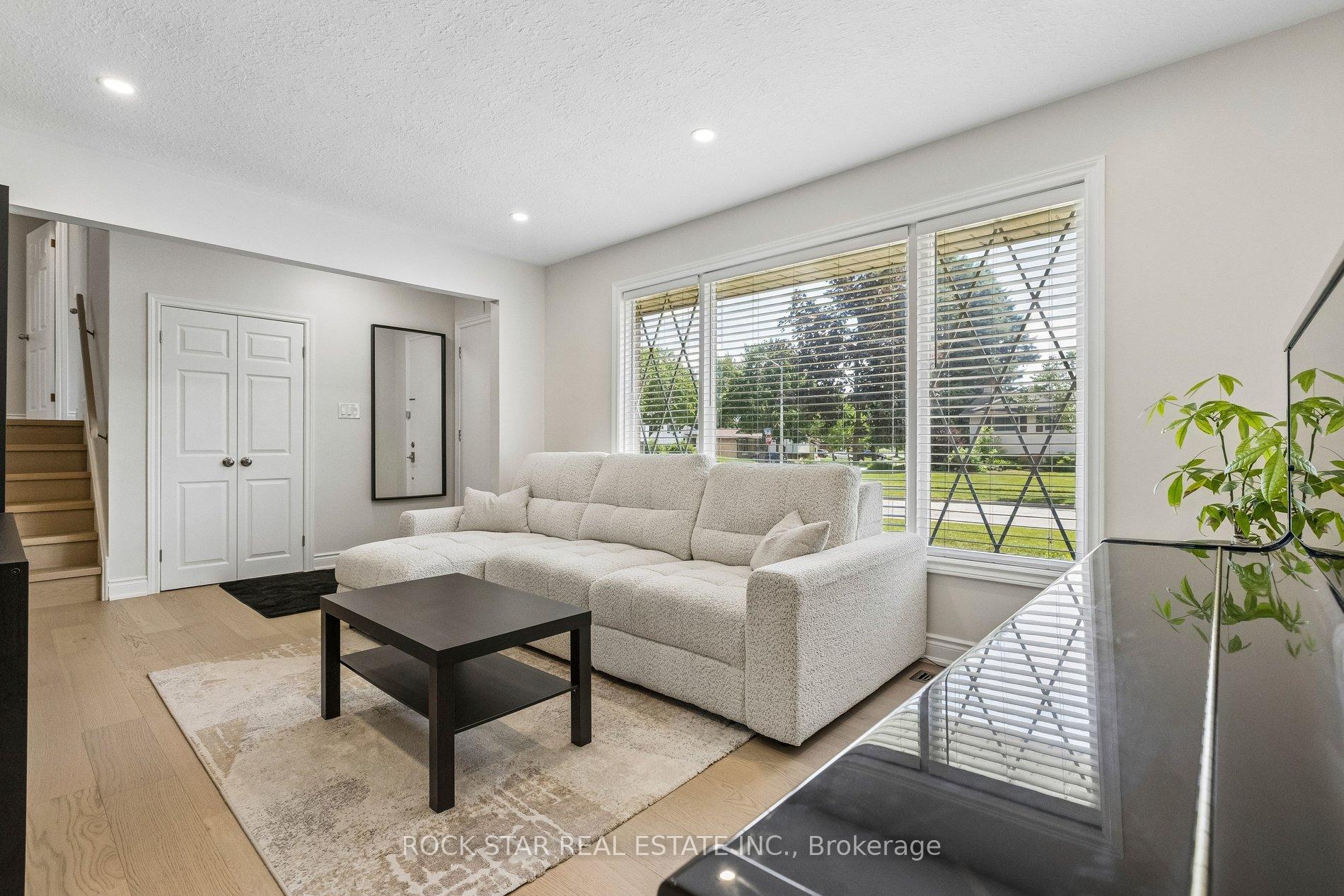Photo 7 of 130 Hudson Crescent, Kitchener, Heritage Park - Kitchener — HOMEH