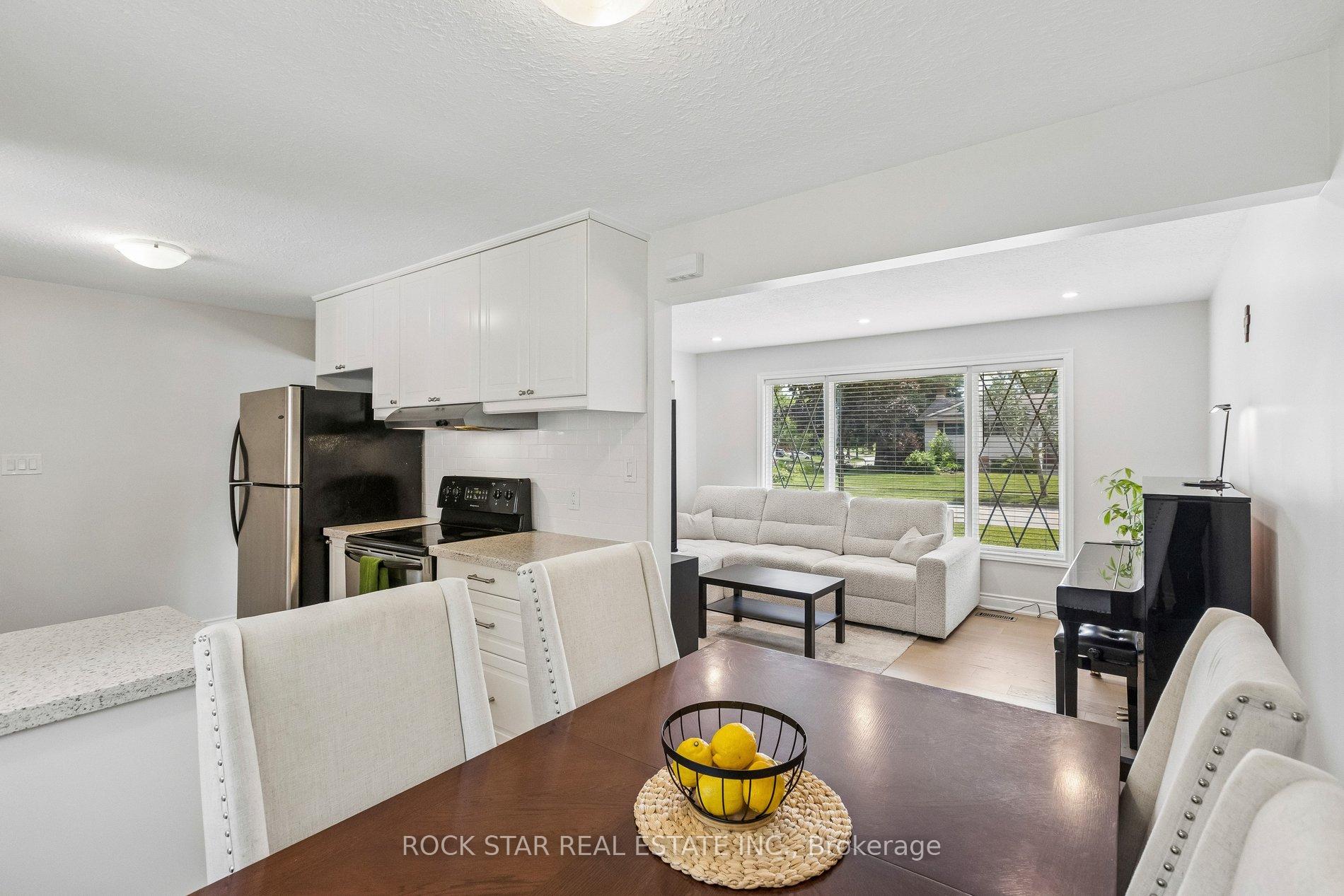 Photo 9 of 130 Hudson Crescent, Kitchener, Heritage Park - Kitchener — HOMEH