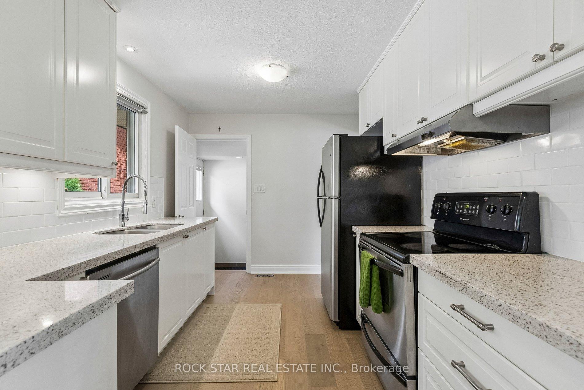 Photo 10 of 130 Hudson Crescent, Kitchener, Heritage Park - Kitchener — HOMEH