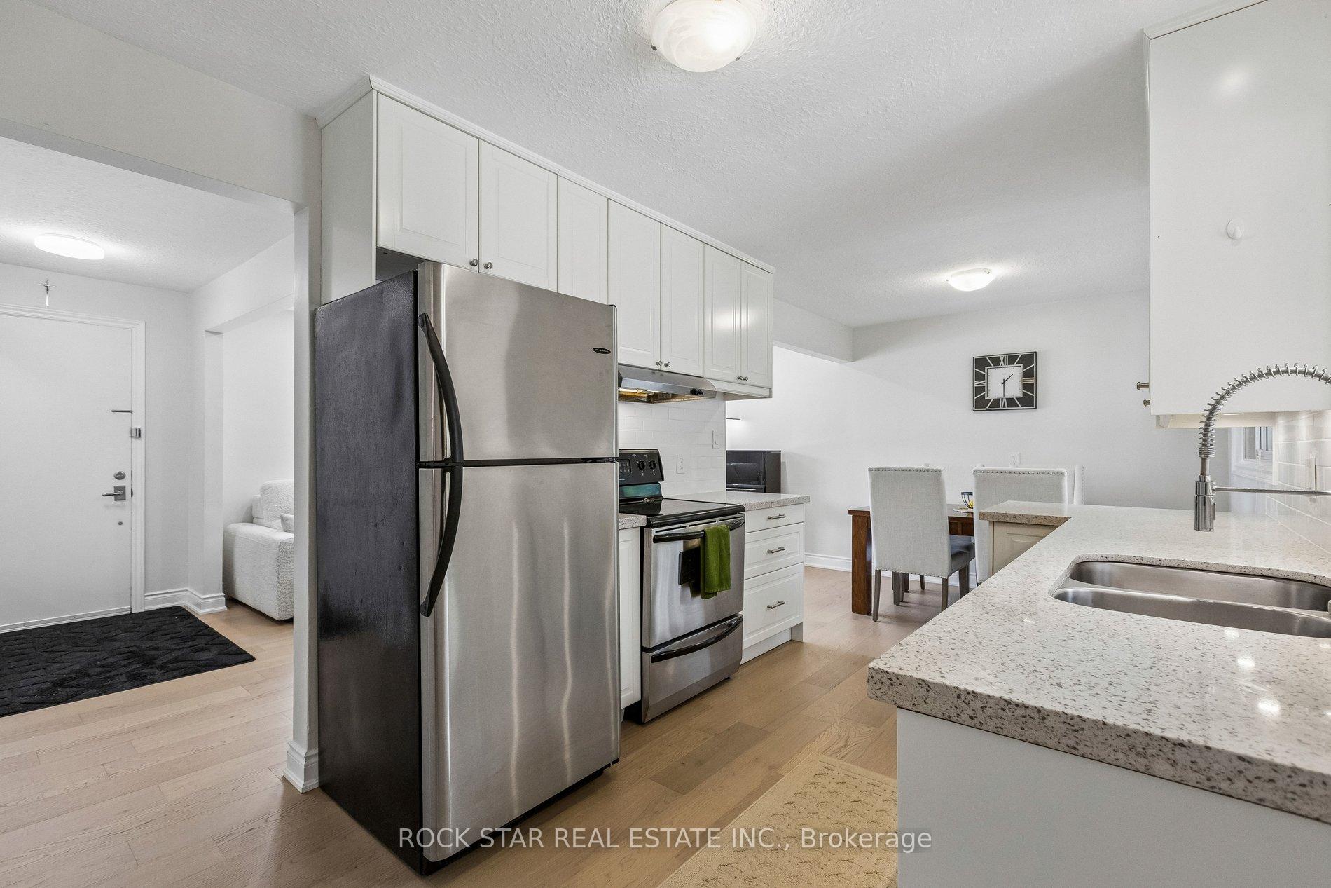 Photo 12 of 130 Hudson Crescent, Kitchener, Heritage Park - Kitchener — HOMEH