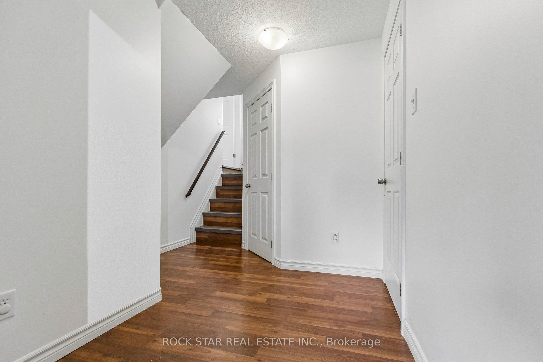 Photo 24 of 130 Hudson Crescent, Kitchener, Heritage Park - Kitchener — HOMEH